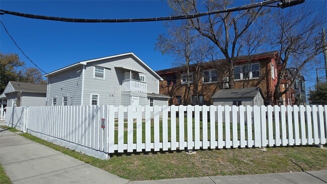 Photo - 421 Sidney St