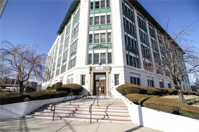 Building Photo - 1 Landmark Sq Unit 433 Rental