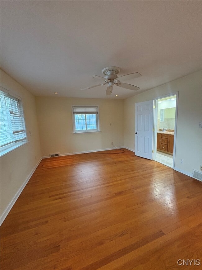 Photo - 215 Locksley Rd