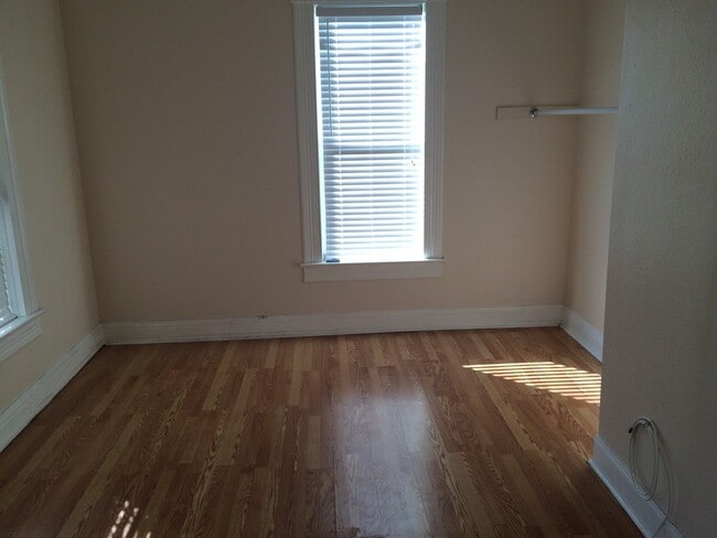 Photo - North Hyde Park Bungalow. Near UT & SOHO