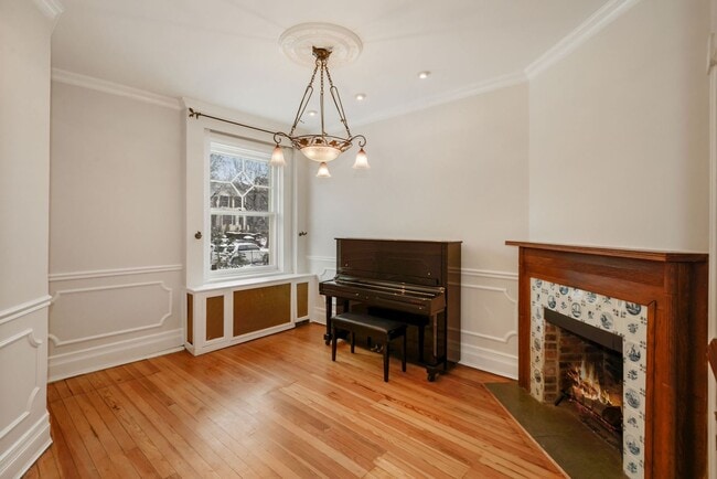 Photo - 3 Bed 2.5 Bathroom - Capitol Hill Rowhome - Driveway For Parking