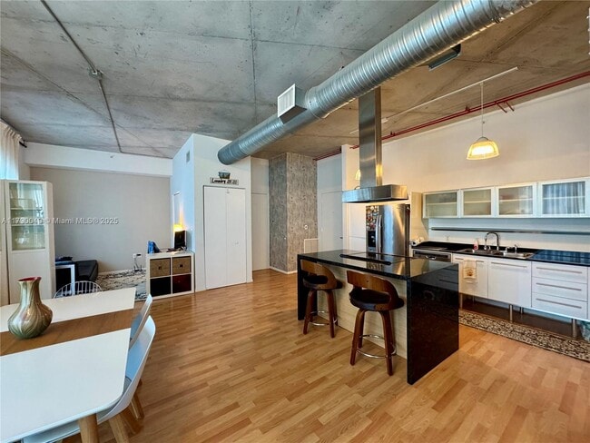 Photo - 10 SW South River Dr Unidad 1603