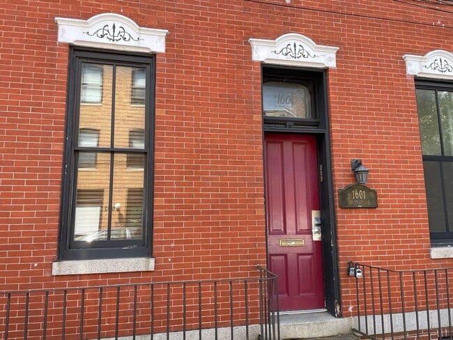 Building Photo - 1601 Shakespeare St Unit 1601 Shakespeare St. #3