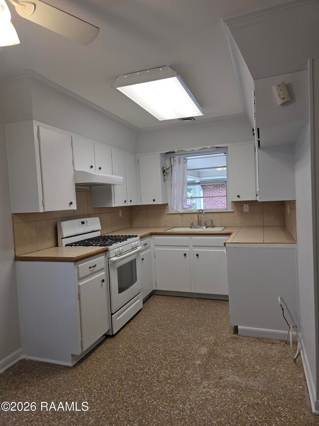 203 Elmwood Dr