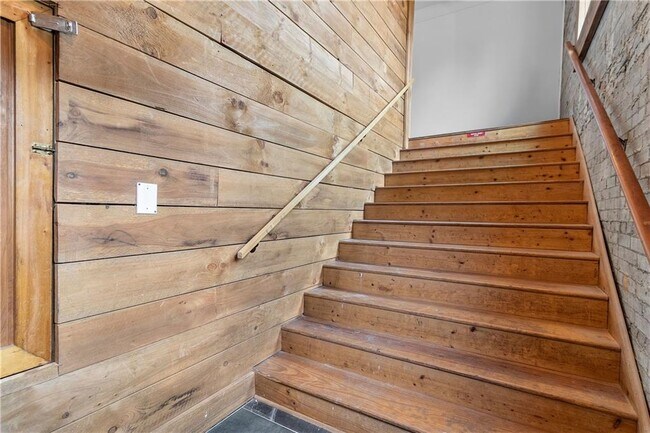 Photo - 610 Madola Rd