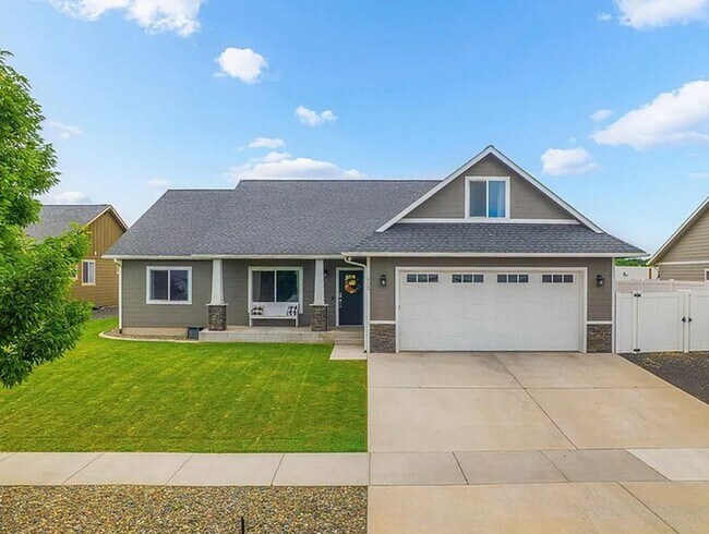 Building Photo - Stunning 3 Bedroom 3 Bath Canyon Crest House