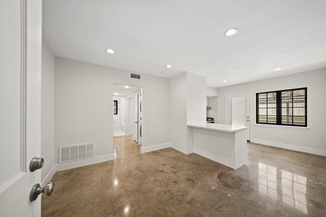 Photo - 520 Lovett Blvd Unit 1D