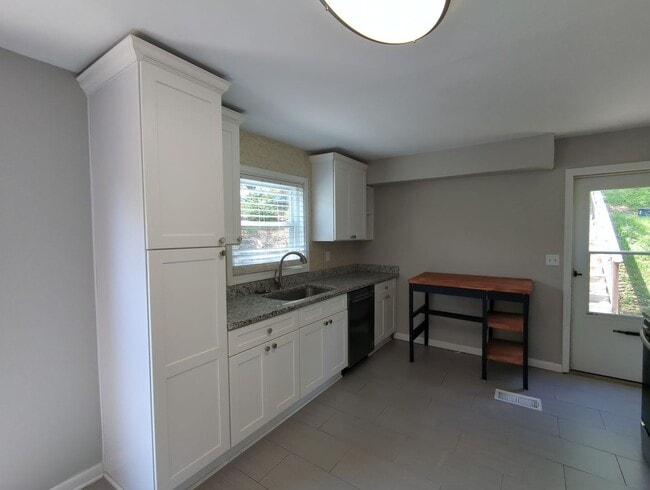 Photo - CUTE 2 Bedroom House in St Elmo