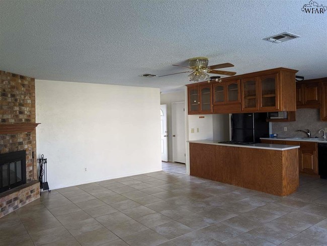 Photo - 1904 Central E Fwy