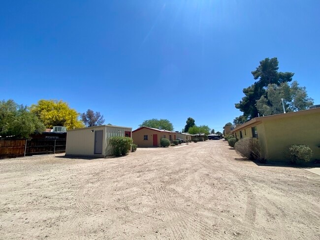 New Flooring! Spacious 1 Bedroom Available... - New Flooring! Spacious 1 Bedroom Available... House