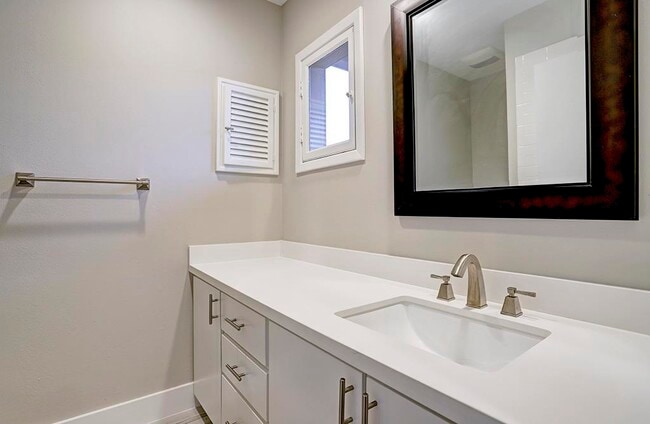 Building Photo - 2328 Wroxton Rd Unit A