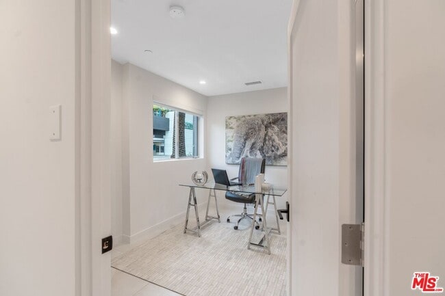 Photo - 853 1/2 N Detroit St