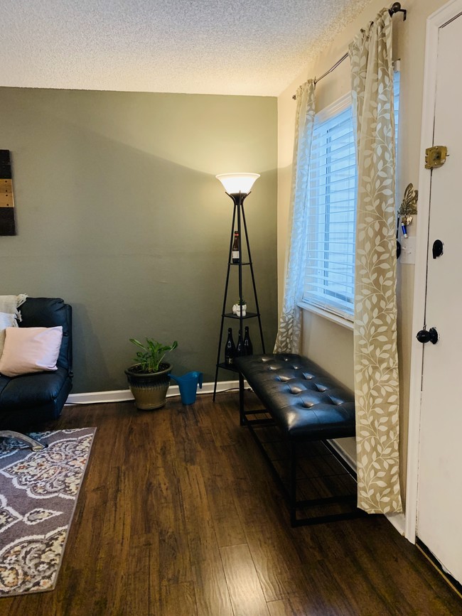Building Photo - 1705 Heatheridge Rd Unit 1705 Heatheridge Rd Rental