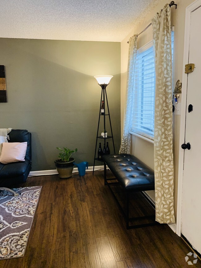 Building Photo - 1705 Heatheridge Rd Unit 1705 Heatheridge Rd Rental