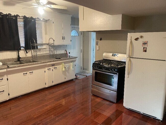 Photo - 3187 Abbott Rd Unit lower