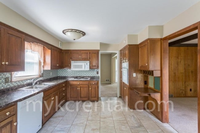 Photo - 8414 W 98th St