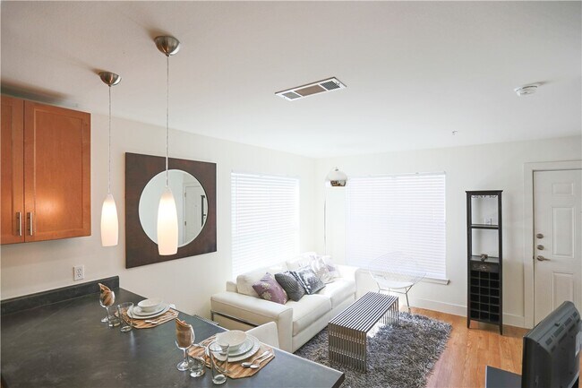 Photo - 711 W 32nd St