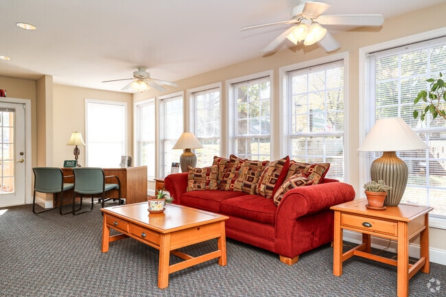 Oficina de arrendamiento - Lake Hill Apartments