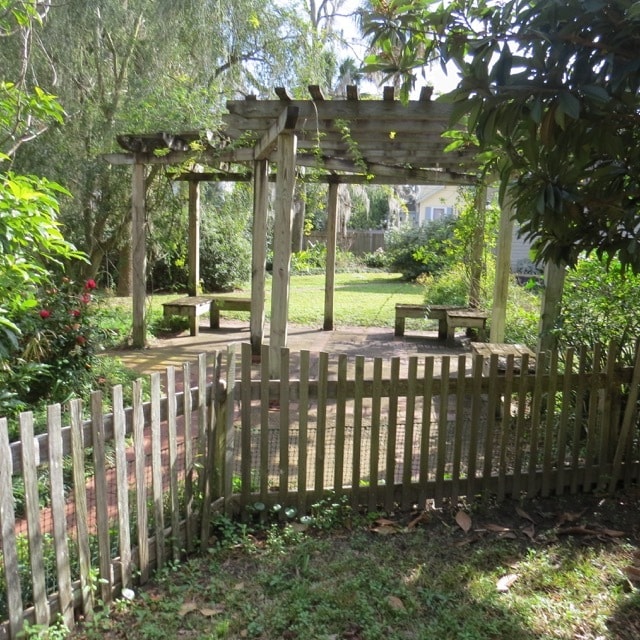 pergola and back yard - 711 Union St Unit 2