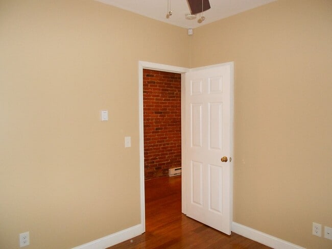Building Photo - 98 Knight St Unit #1 Rental