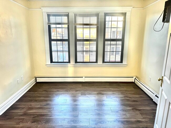 Building Photo - 213 Gates Ave