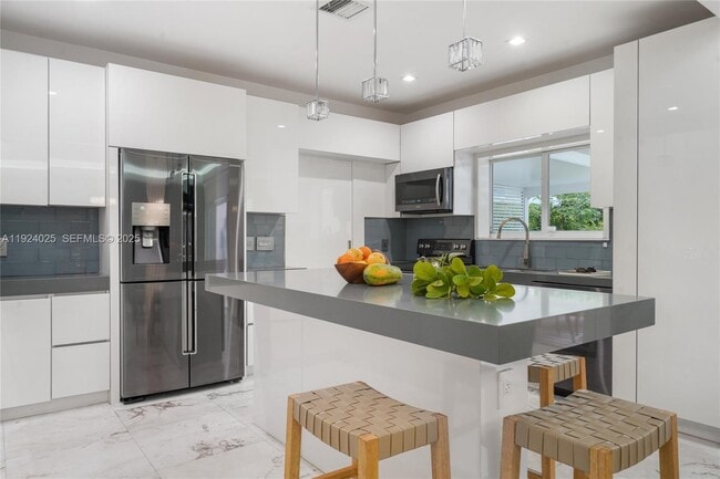 Photo - 801 NE 76th St