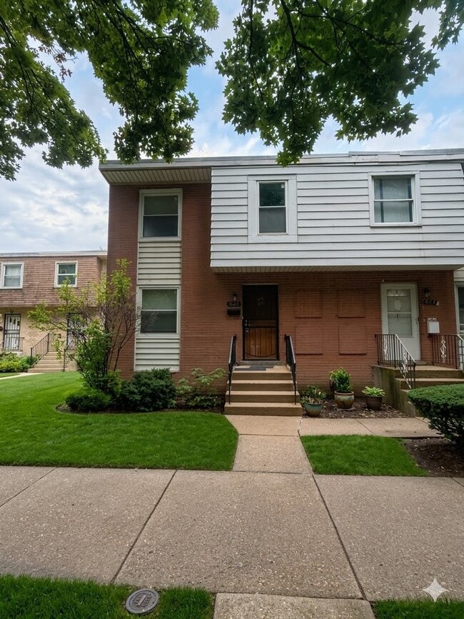 Building Photo - 6525 N Kedzie Ave