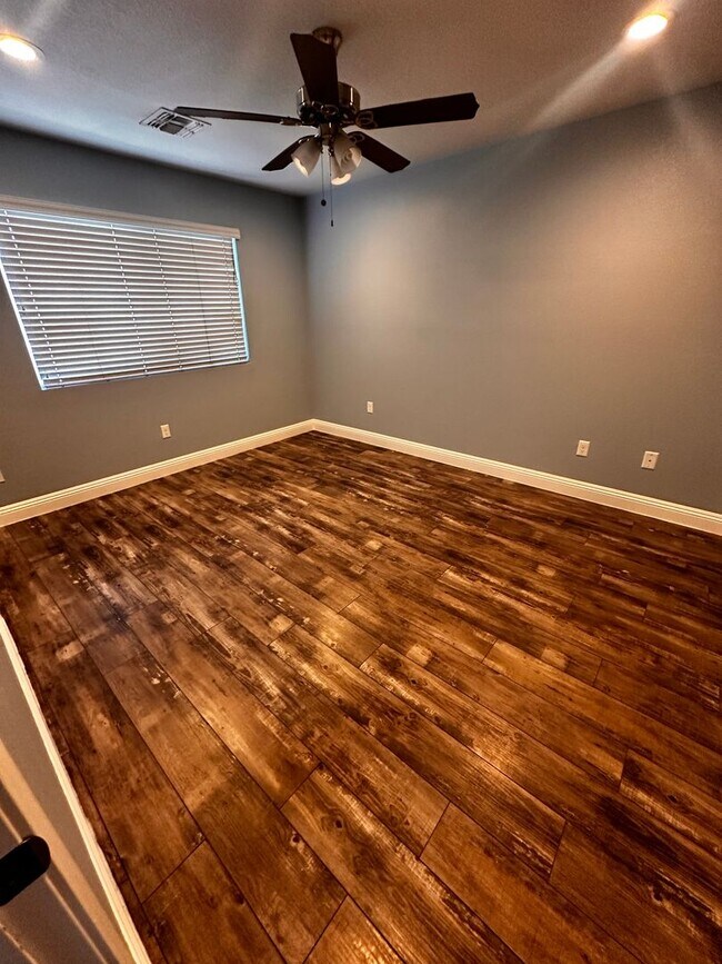 Photo - 3 Bedroom 1.5 Bathroom Condominium For Rent