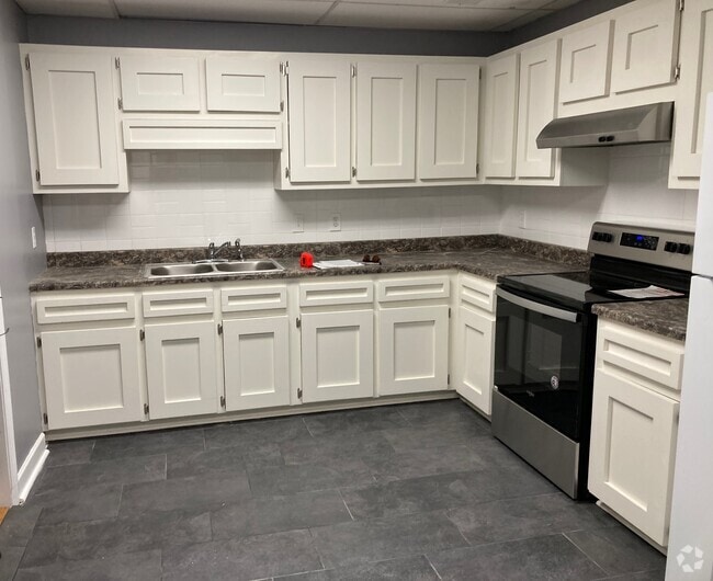 Building Photo - 750 W Broad St Unit bsmt A-1 Rental
