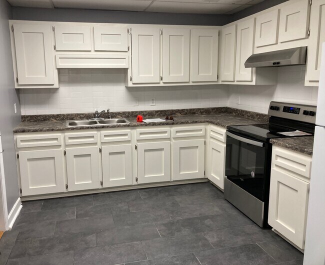 Building Photo - 750 W Broad St Unit bsmt A-1 Rental