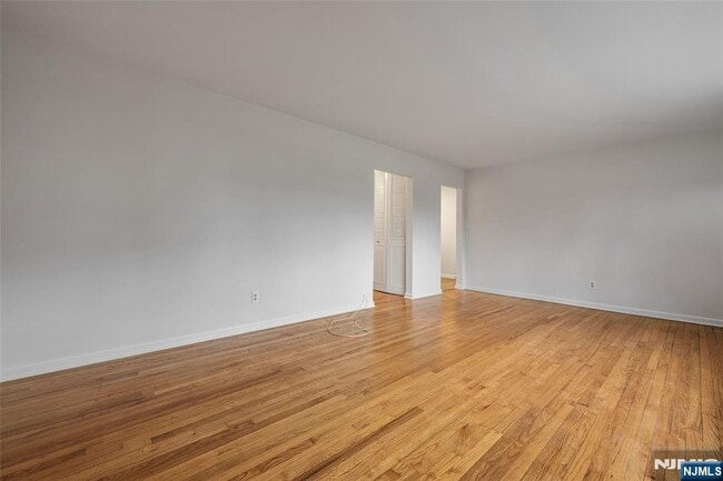 Photo - 121 Regency