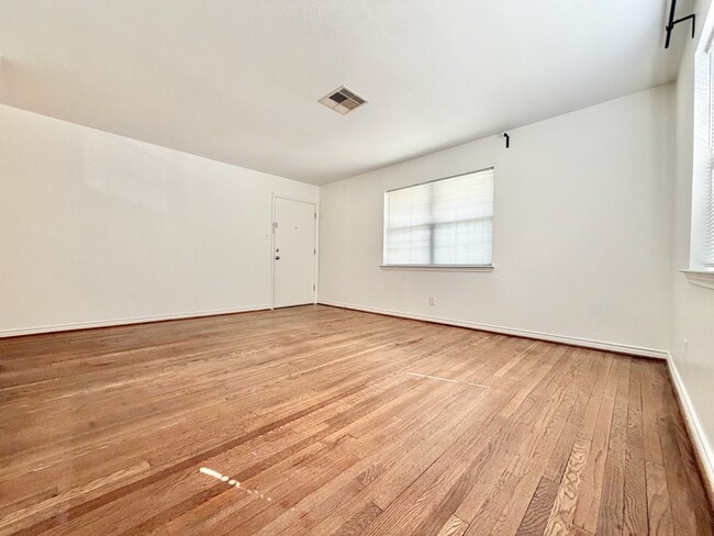Photo - 2126 Banks St Unidad 2