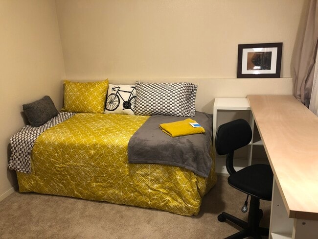 Room 5 - 2536 Forest Park Dr Unit 1 room 5