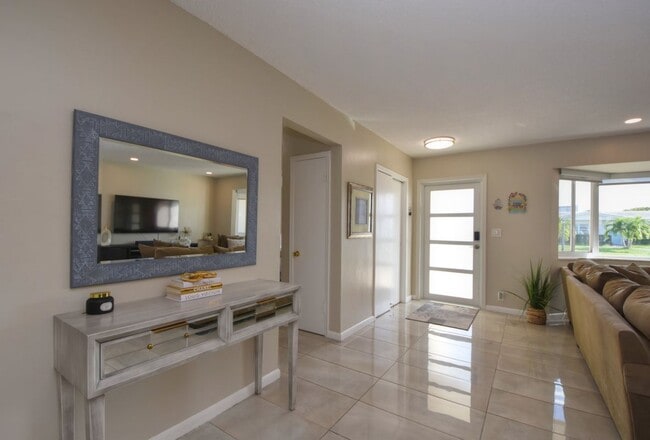 Building Photo - 609 S Crescent Dr Rental