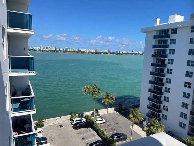 Building Photo - 7501 E Treasure Dr Unit 8A