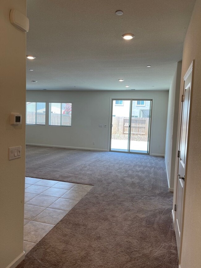 Photo - Large Clean Executive 4 Bedroom, 2.5 Bathroom, 2000 Sqft. Home for Lease