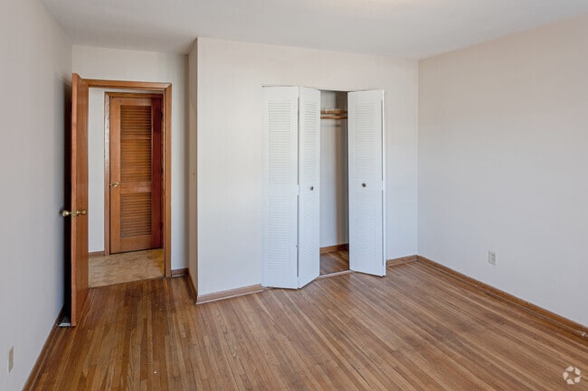 1BR, 1BA - 700 SF