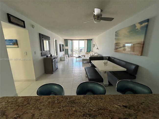 Photo - 121 Golden Isles Dr Unidad 703