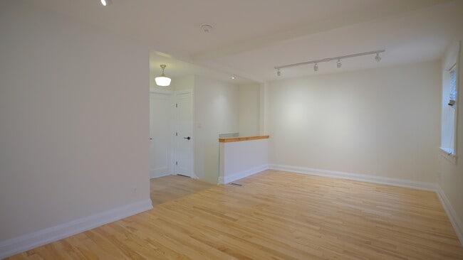 Photo - 1164 Queen St E