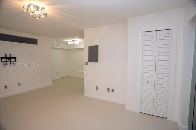 Photo - 3755 NE 167th St Unidad 8