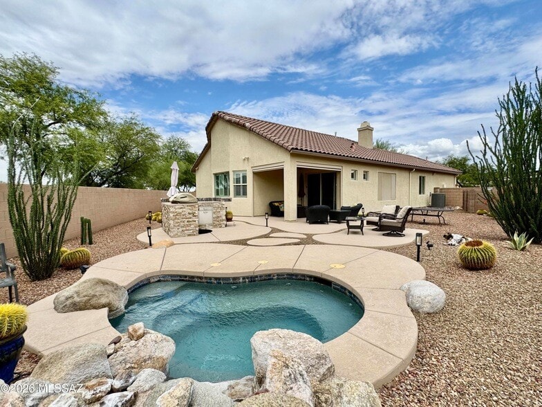 909 W Leatherleaf Dr