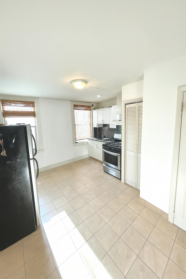 Kitchen - 85 Laidlaw Ave Unit 2