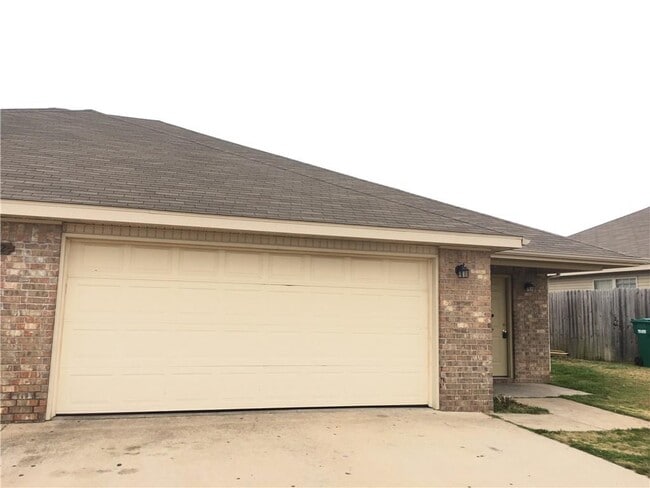 Building Photo - 962 A Remington Dr