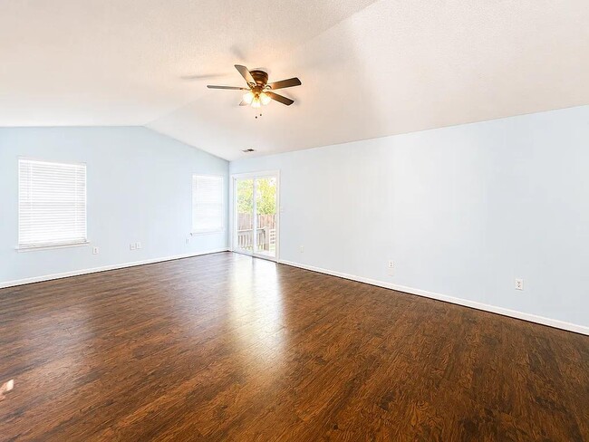 Photo - 9 Green Oak Dr