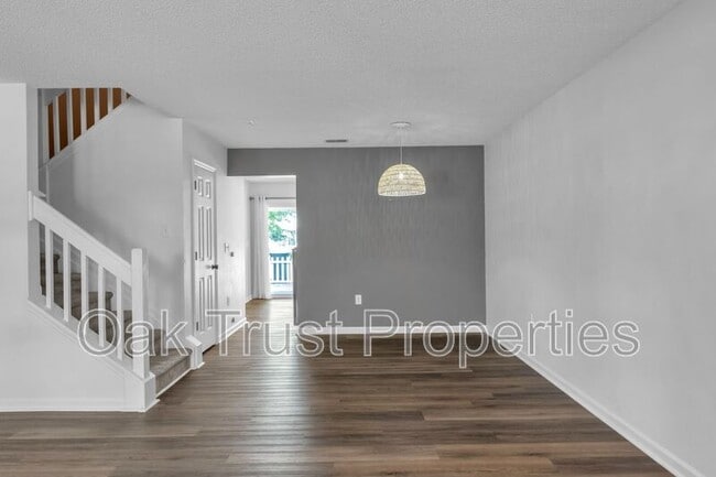 Photo - 303 Yellow Hawthorn Cir
