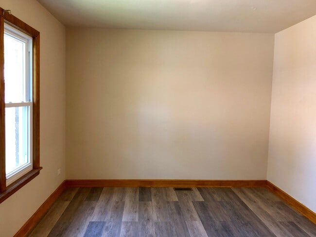 Photo - Updated 3Bed/2Bath Home For Rent Brookfield! 2 Car Attached Garage