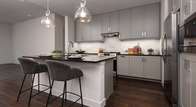 Photo - 7600 Broadway