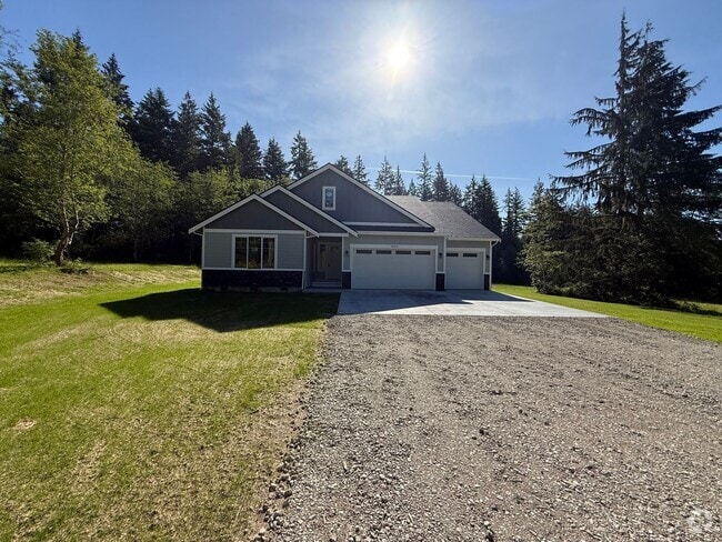 Building Photo - Spacious home in Bremerton. Apply today t...