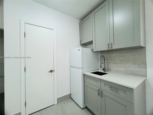 Building Photo - 13390 NE 6th Ave Unit 11