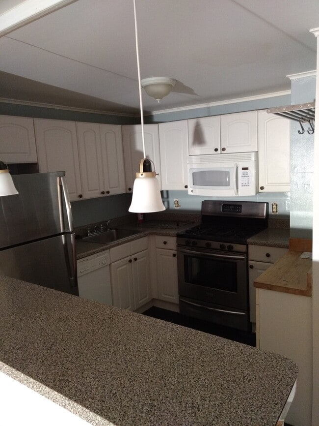 Kitchen - 5481 Quentin St Unit 1